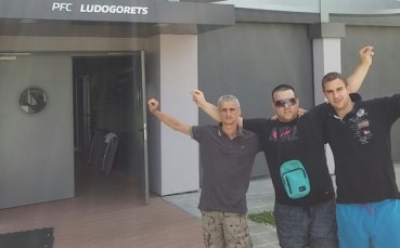 Фенове на Звезда с пробив за билетите, таксиметров шофьор им помогнал