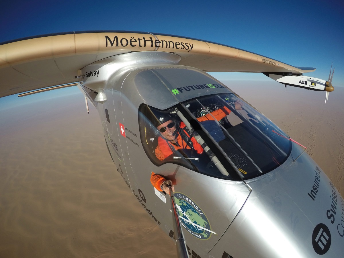Задвижваният със слънчева енергия самолет "Солар импулс 2" се приземи в Абу Даби. Така той завърши своето околосветско пътешествие, по време на което самолетът използваше енергията на слънцето чрез трансформирането ѝ в електрическа енергия посредством слънчеви батерии – панели, монтирани на плоскостите на крилата.