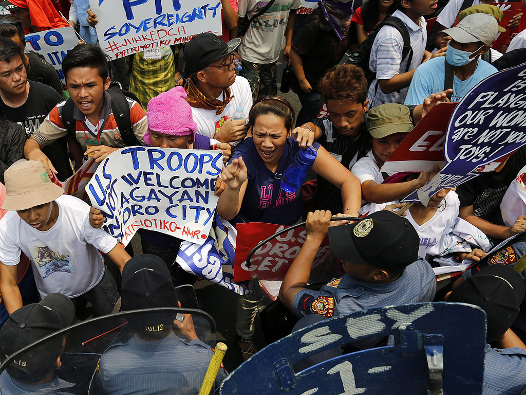 Активисти по време на протестен митинг в близост до американското посолство в Манила, Филипините. Според лидера на протестиращите, демонстрацията е била организирана, за да покаже осъждане на законността на Споразумението за сътрудничество в отбраната, (EDCA) по време на посещението на държавния секретар на САЩ Джон Кери във Филипините. Филипинския президент Родриго Дутерте ще се срещне с Кери и обсъдят споровете между Китай и Филипините за Южнокитайско море