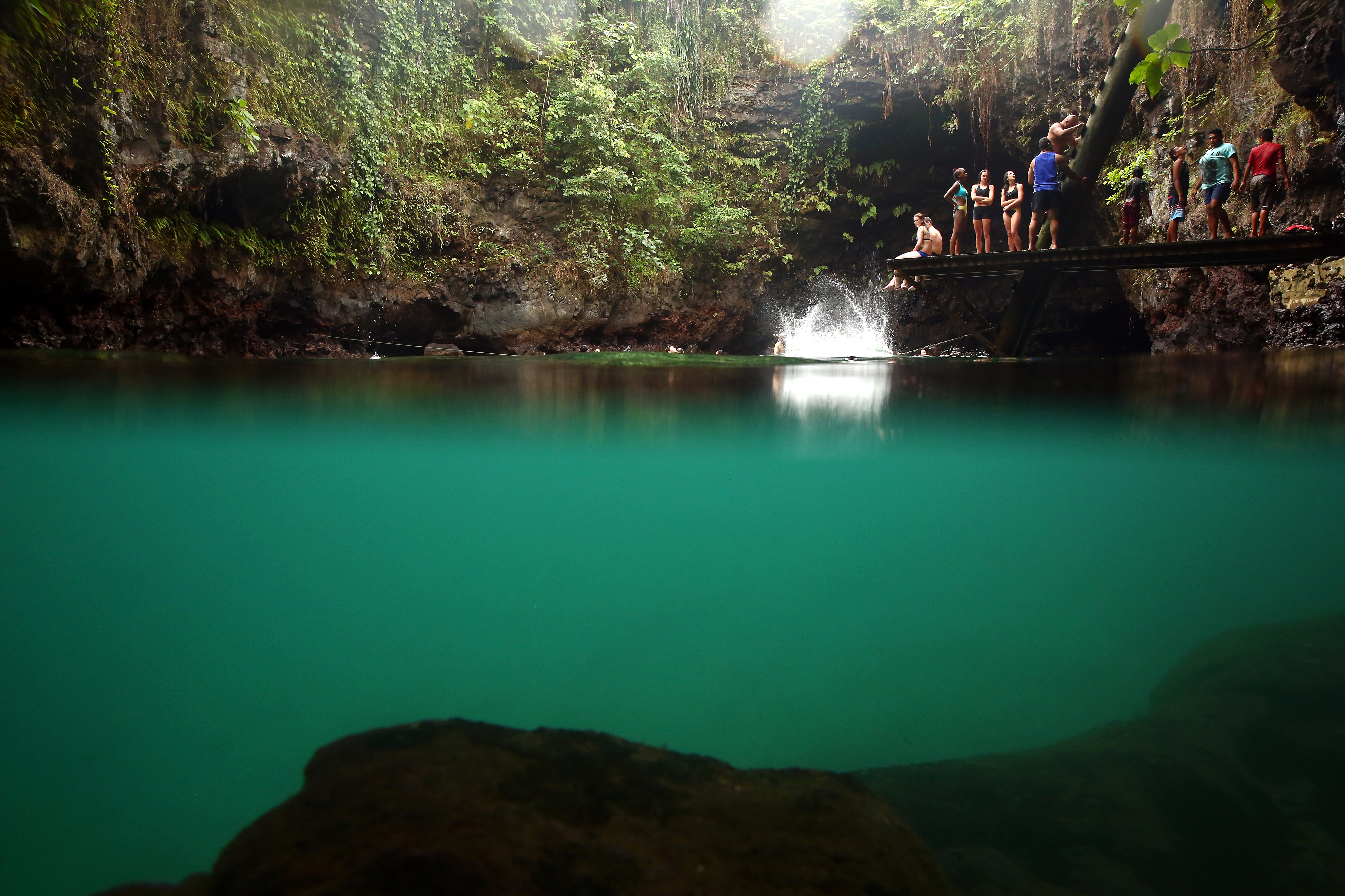 Днес ще ви разходим до един красив и екзотичен басейн. Той  е разположен на вулканичен остров и предлага на посетителите си едно от  най-добрите места за почивка. То Суа, в превод означава "голяма дупка", се намира в село Лотофага, на южното крайбрежие на остров Уполу в Самоа. Когато вулканът изригнал, голяма част от земята пропада. В резултат на това се образува тази близо 30-метрова дупка.В студените води бихте могли  да се спуснете  с помощта на стълба. Ако обаче сте много нетърпеливи - може  да скочите директно в него. Природата на това райско кътче е уникална. Зеленината е в изобилие, а водите – кристално чисти.Пълно е с тропически риби, а дъното е покрито с мек пясък. Поредица от канали излизат от басейна и водят директно към южната част на Тихия океан. Благодарение на тях басейнът никога не пресъхва.