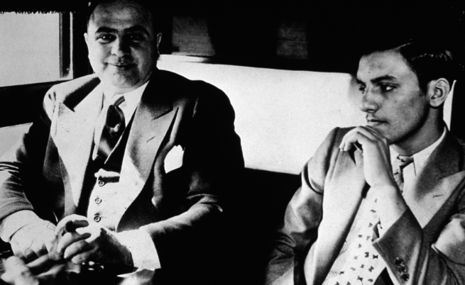 Ал Капоне вляво на снимката