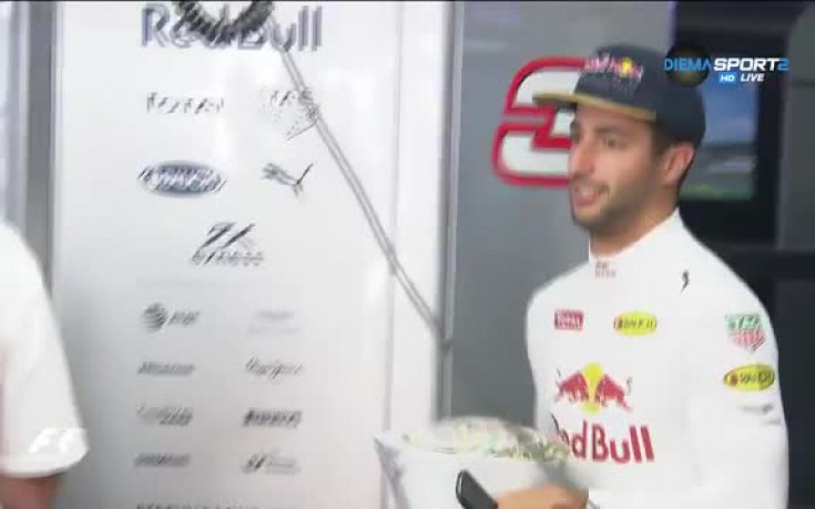 Рикардо черпи в бокса на Ред Бул