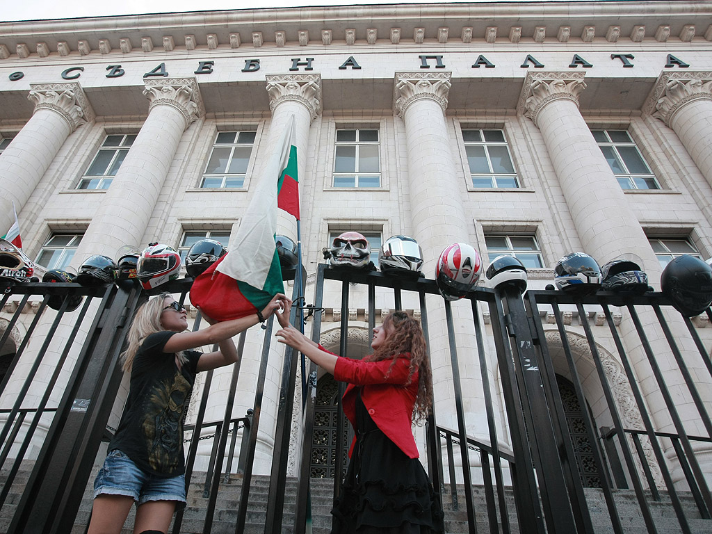 Къде скрихте Фарук Бакташ, питат рокери на протест пред турското посолство и Съдебната палата