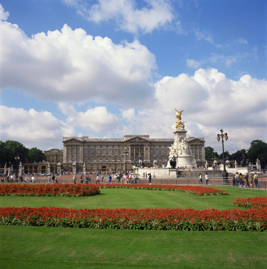 1. Бъкингамският дворец Внушителният Бъкингамски дворец основната резиденция на Елизабет II и семейството й. Намира се в Лондон. В двореца има 775 стаи, а площта му е над 77 000 кв.м. Сградата е дълга 108м. и е дълбока 120м. В нея работят над 800 служители. Дворецът е оценен на над 1 млрд. паунда. Той несъмнено е място, което всеки турист в Лондон трябва да посети.