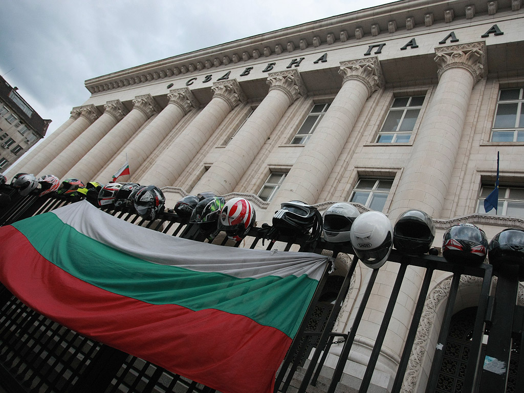 Рокери, адвокати и колеги на съдийката предупредиха, че е абсурдно да се налага подобна мярка за неотклонение на убиец на двама души, при това чужденец, който минава само транзит през страната. Стотиците протестиращи хвърляха жълти стотинки по сградата на Съдебната палата и скандираха "Мафия". Те искат справедливост, а решението на съда да пусне заподозрения под домашен арест, според тях не е справедливост