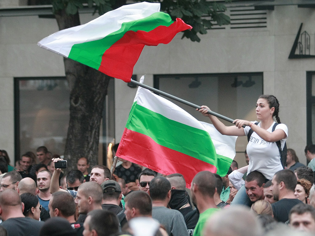 Рокери, адвокати и колеги на съдийката предупредиха, че е абсурдно да се налага подобна мярка за неотклонение на убиец на двама души, при това чужденец, който минава само транзит през страната. Стотиците протестиращи хвърляха жълти стотинки по сградата на Съдебната палата и скандираха "Мафия". Те искат справедливост, а решението на съда да пусне заподозрения под домашен арест, според тях не е справедливост