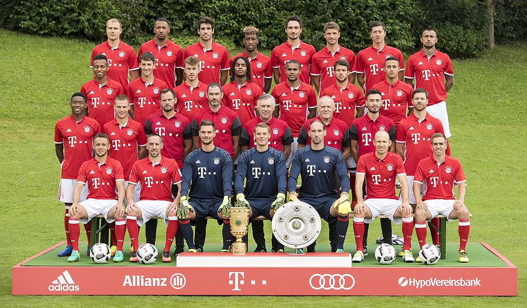 Отборът на Байерн Мюнхен позира за официалната снимка на отбора в Мюнхен, Германия