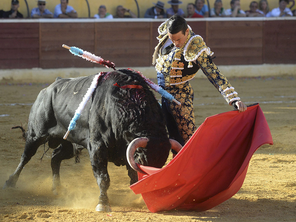 Испанския бикоборец Хосе Мария Мансанарес по време на корида в Хуеска, северна Испания