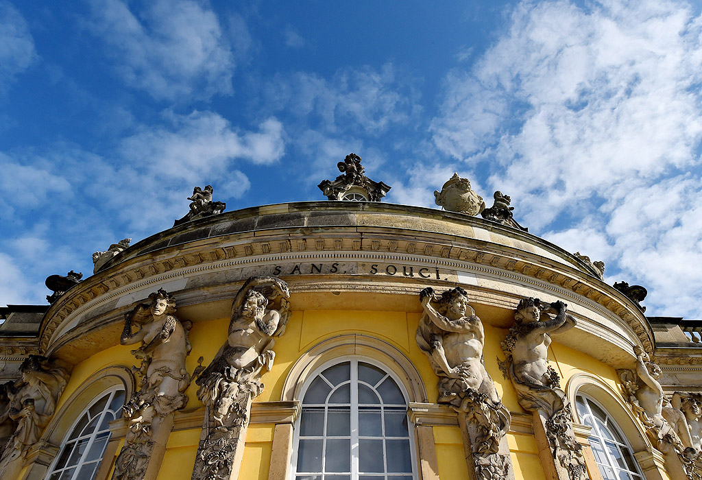 Изглед към фасадата на замъкът Сансуси в Потсдам, Германия. През 1745 г. архитектът Георг Венцеслаус фон Кнобелсдорф (1699-1753) започва работа по поръчка за лятна резиденция въз основа на скици, нахвърляни от самия монарх Фридрих II Велики. Името „Сансуси“ (безгрижност) е лайтмотив на кралските желания. През 1747 г. проектът е завършен. Основната сграда е дълга 213 м, има 322 прозореца и 428 статуи. Дворецът е бил основна резиденция на кралската фамилия. Декорацията на стаите е в стил рококо. Тук се намират много картини и ценни мебели. Определено достойни да се видят са Мраморната галерия и Залата на мидите. Тук е била резиденцията на Фридрих II Велики, владетел на Прусия. Картинната галерия е сред най-хубавите германски музеи. Фридрих II Велики е построил тази сграда за съхранение на ценни картини. В нея се съхраняват 124 произведения на световноизвестни художници, като Караваджо, Рубенс, ван Дайк и др