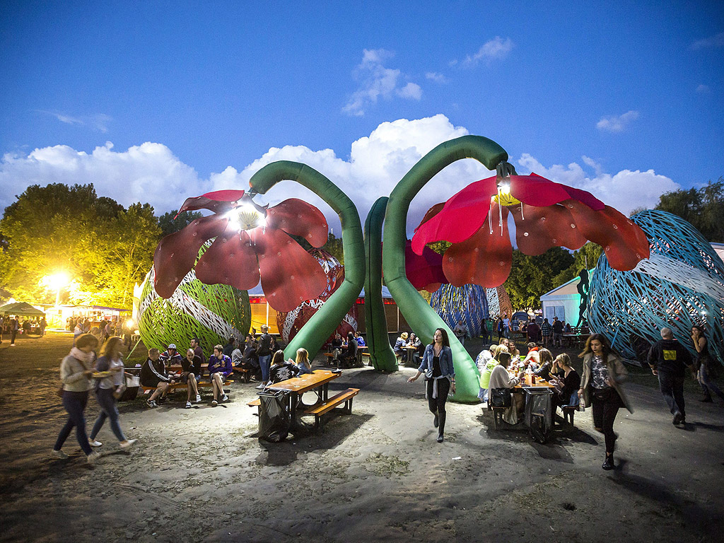 Започна 24-ия фестивал Sziget в Северна Будапеща, Унгария. Фестивалът от 10 до 17 август е едно от най-големите културни събития на Европа, предлагащ художествени изложби, театрални и циркови представления и музикални концерти в осем дни. Повече от 1500 изпълнители от над 60 страни ще забавляват очакваните 450,000 посетители дошли от 98 страни по света.