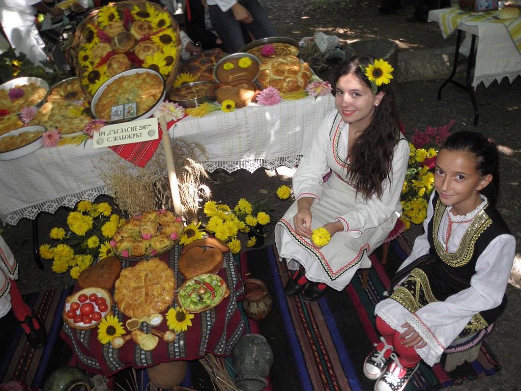 Изложение на богородични и обредни хлябове се провежда днес в град Кюстендил. На църковния празник "Успение на Пресвета Богородица" или "Голяма Богородица" в града под Хисарлъка отбелязват "Панагия" – Въздигане на хляба. Изложението на обредни хлябове се провежда в градинката пред Обреден дом, в него по традиция се включват читалищата от община Кюстендил. Трите Богородични питки, които по традиция се разчупват в 12 часа но обяд, бяха замесени и изпечени вчера от девойки от село Соволяно, в двора на черквата "Св. Теодор Тирон". Деца се учеха да стриват с камък житото, да замесват хляб