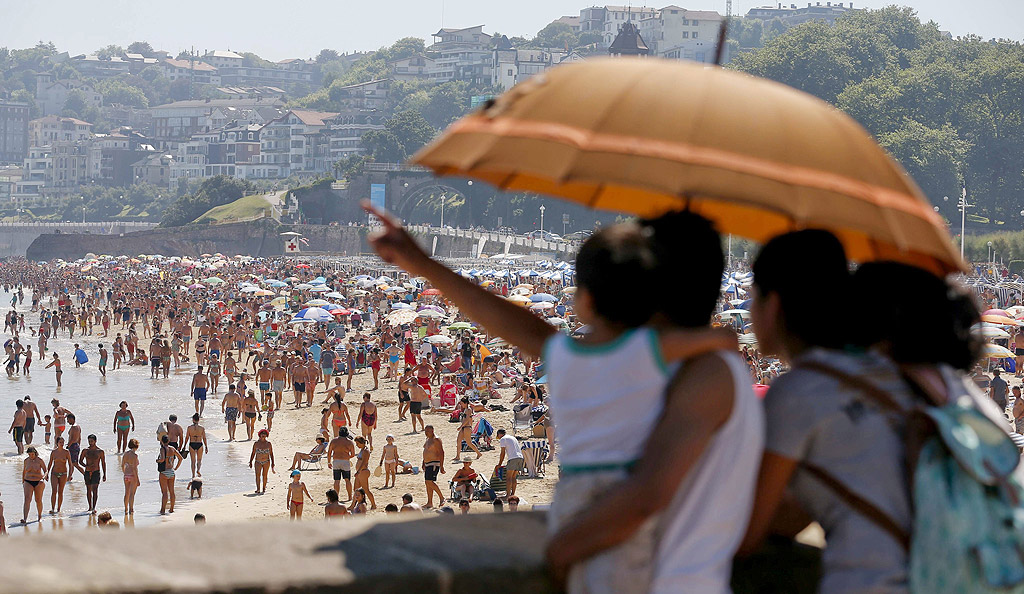 Хиляди туристи се наслаждават на слънчевото и топло време на плажа Ондарета в Сан Себастиан, северна Испания. Температурите в Страната на баските се повишиха до 36 градуса по Целзий