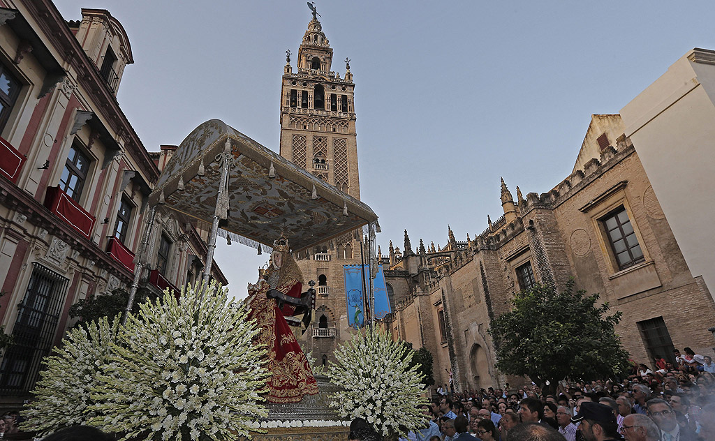 Религиозният образ на Богородица на шествие в деня на Успение Богородично в Севиля, Испания