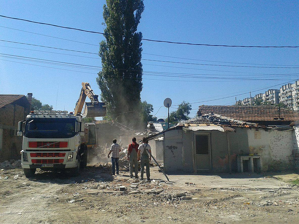 Първите седем незаконни къщи от списък с общо 26 в ромското гето Арман махала в Пловдив бяха съборени днес