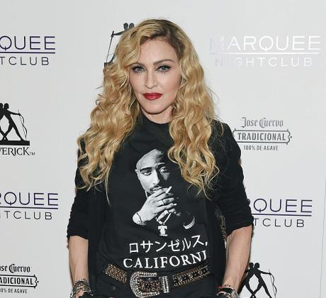 Поп кралицата Мадона се бори със сериозна бактериална инфекция която