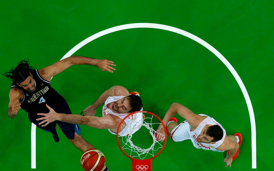 Испания смачка Аржентина, ясни са всички 1/4-финали в мъжкия баскетбол