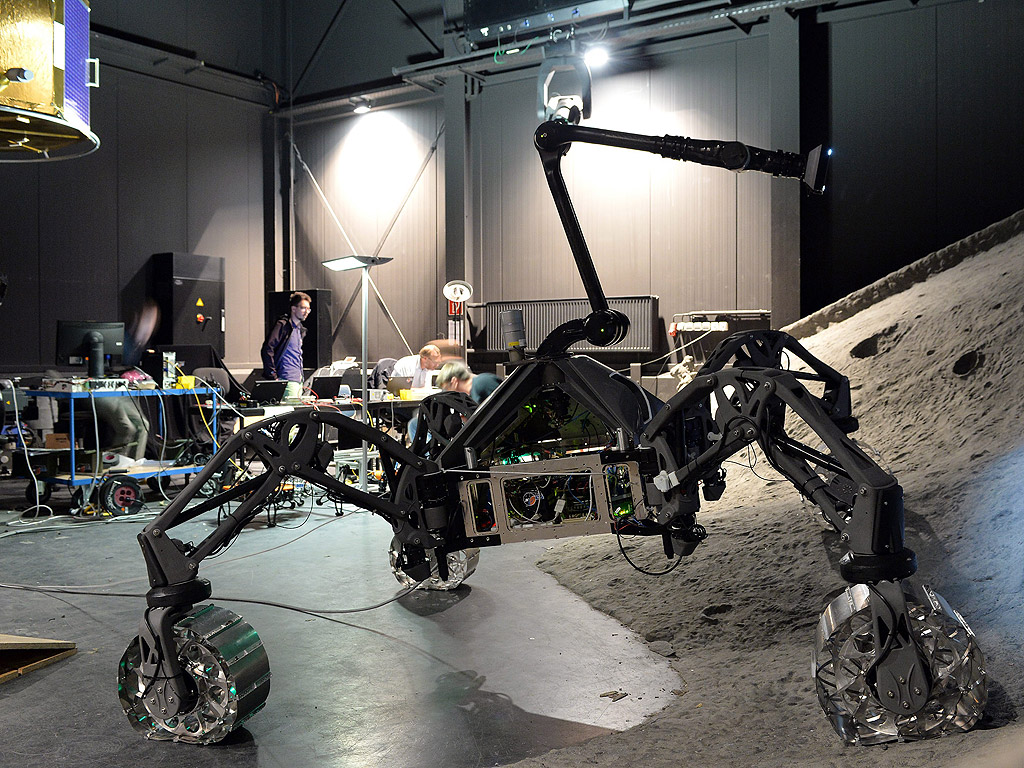 SherpaTT - експерименталния вседоход на немския изследователски център за изкуствен интелект в Бремен, Германия. Тежкият 115 килограма вседеход може да бъде използван за проучване на планетите. Възможните места на изследване ще бъдат на Луната и Марс