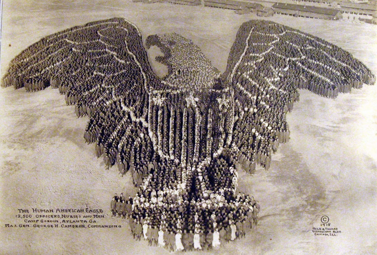 "Човешкият Американски орел", 1918 г.<br />
12 500 човека участват в композицията.