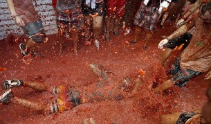 Цял град омазан с домати (видео и снимки)