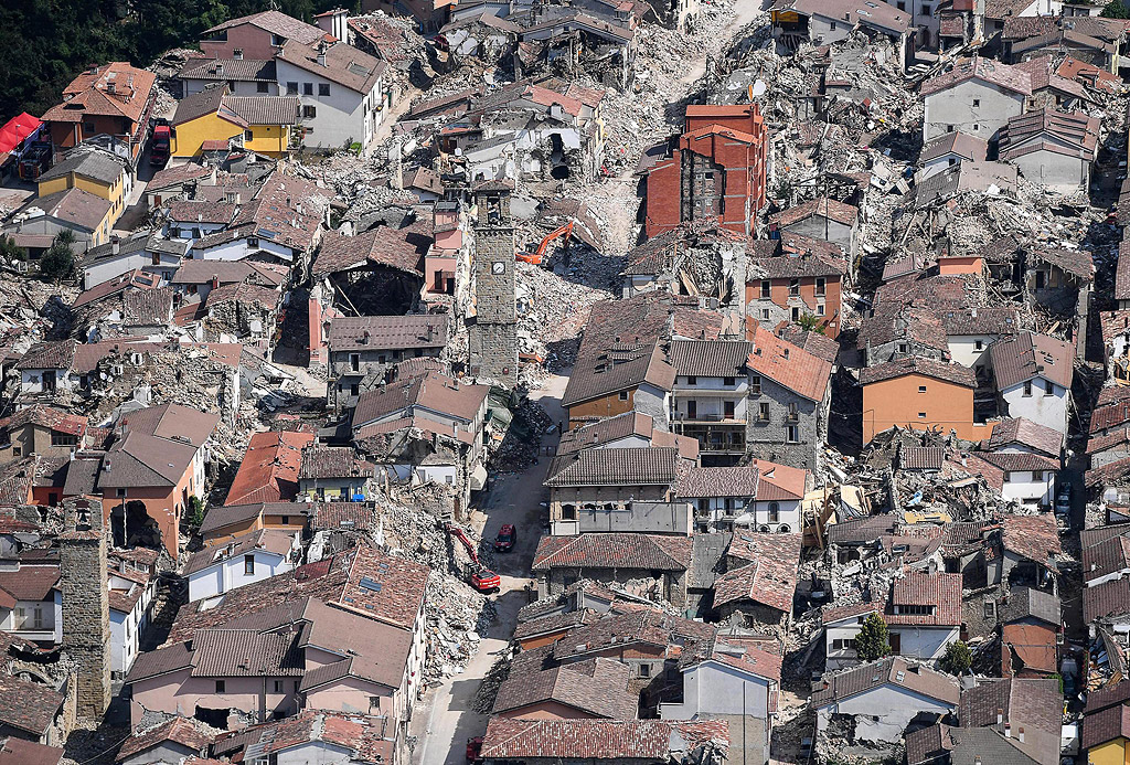 Снимка от въздуха на Аматриче, Италия. Спасителни екипи продължават своите операции в планинското село в централната част на Италия. Разрушителното земетресение с магнитуд 6.0 по Рихтер удари рано сутрин на 24 август Аматриче и жертвите досега общо са 293, според официални източници