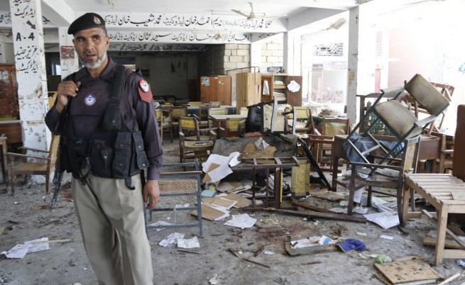 Камикадзе се взриви в пакистански съд, уби 14 души