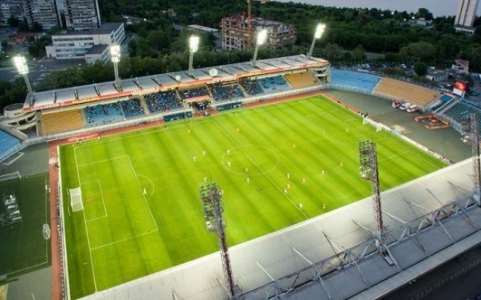 Феновете на Нефтохимик призоваха Община Бургас да откупи стадион Лазур