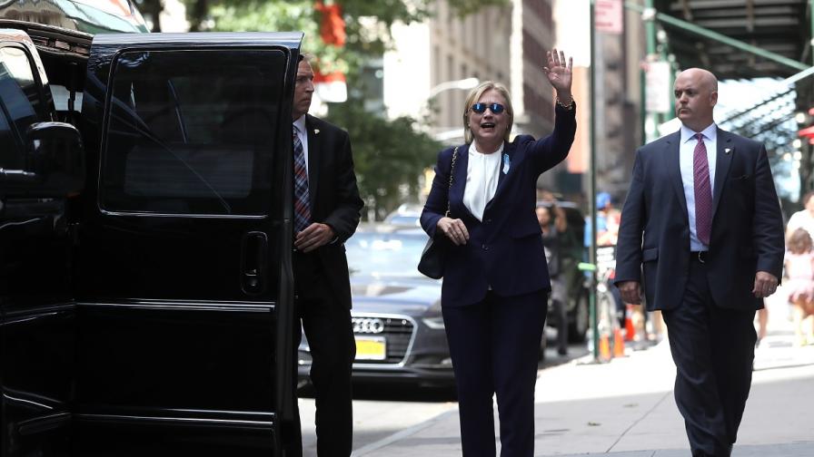 Хилари Клинтън на излизане от дома на дъщеря ѝ