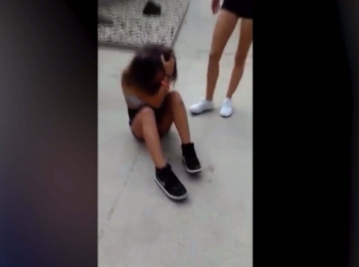 Клип във "Фейсбук" показа брутална гавра с ученичка - момичето е накарано да се съблече, докато нейни връстнички я снимат, а едната от тях я поваля на земята и рита. Момичето жертва казва, че няма бельо под късите панталонки. Момчето, разпространило видеото, казва, че това се е случвало и преди