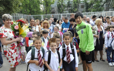 За шеста година 