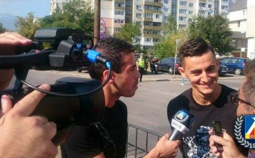 СНИМКИ: Пиргов и Костадинов в ролята на репортери на Левски ТВ