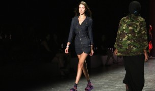 Известен модел падна на подиума, вижте реакцията ѝ