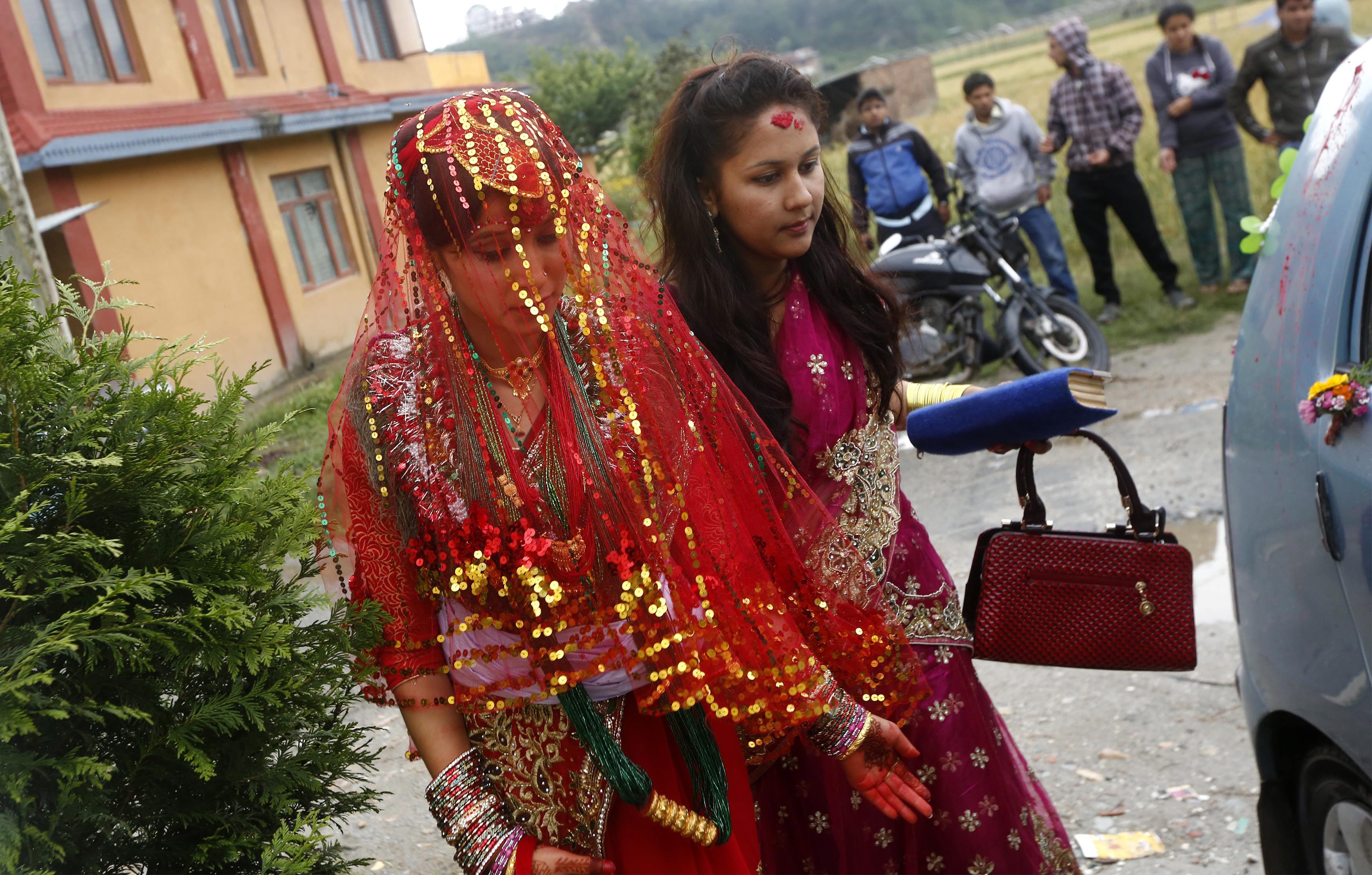 Детските бракове в Непал са забранени от 1963 г. насам, но консервативните селски общности пренебрегват забраната. Всяко трето момиче в Непал се задомява преди да е навършило пълнолетие, а всяко десето - преди да е навършило 15 години. При това не по собствена воля.
