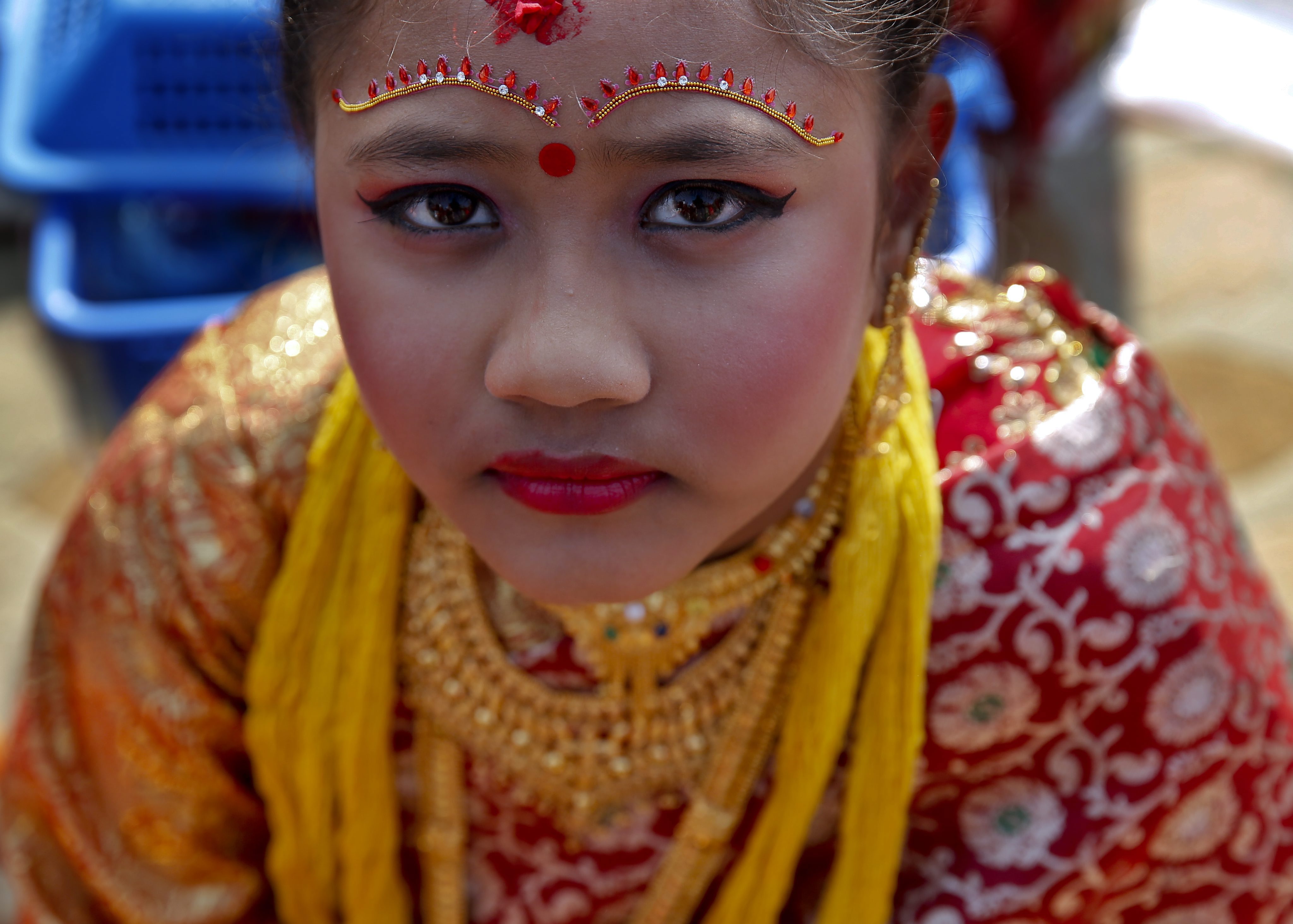 Детските бракове в Непал са забранени от 1963 г. насам, но консервативните селски общности пренебрегват забраната. Всяко трето момиче в Непал се задомява преди да е навършило пълнолетие, а всяко десето - преди да е навършило 15 години. При това не по собствена воля.