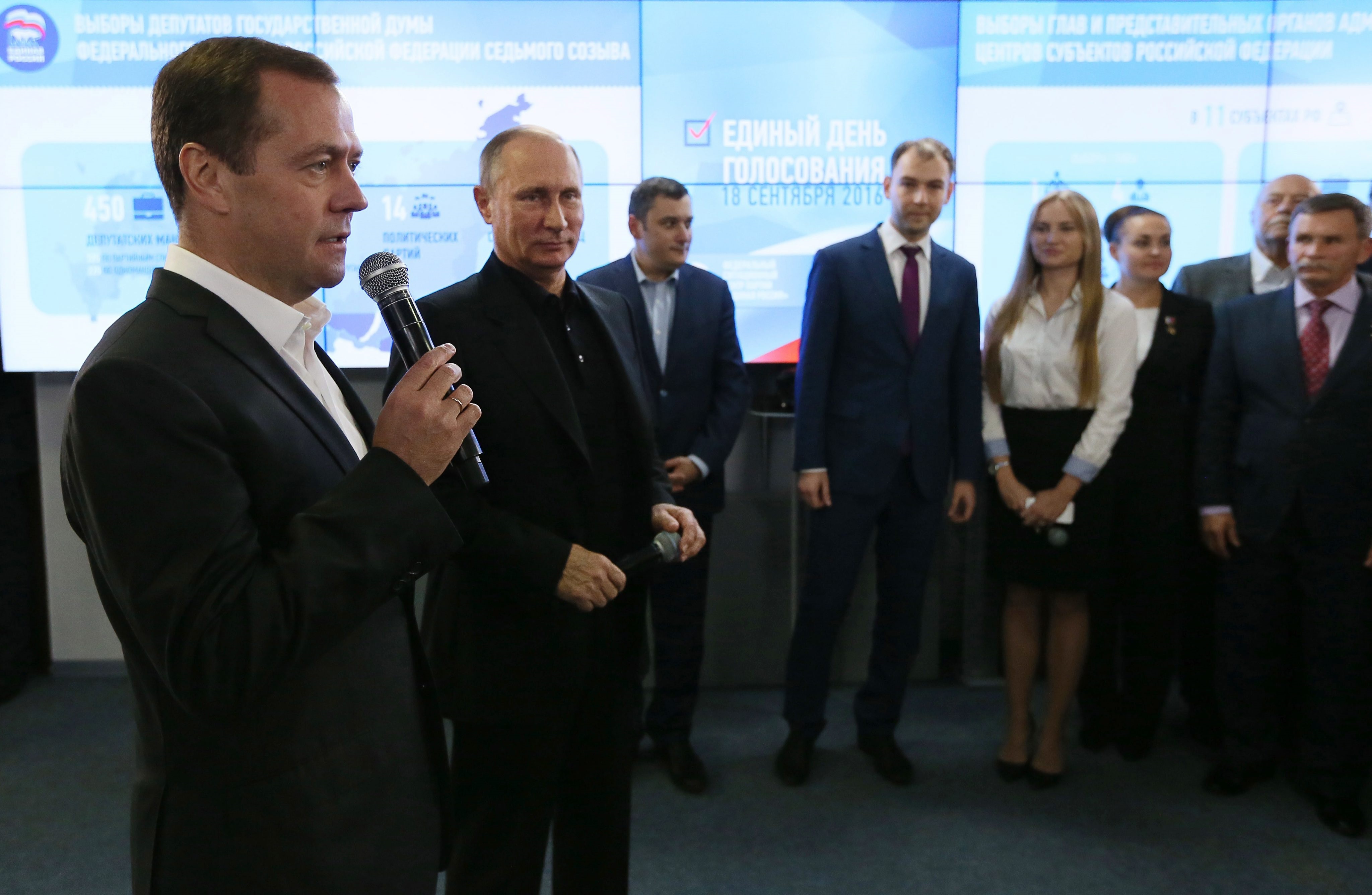 Партия "Единна Русия" е напът да вземе 2/3 от мнозинството в Руската дума. Президентът Владимир Путин и премиерът Дмитрий Медведев се поздравиха за победата.