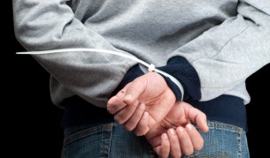 Момиче се освободи от свински опашки за минута