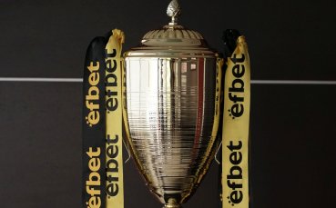 Феновете докосват купата преди мача между О'Съливан и Селби