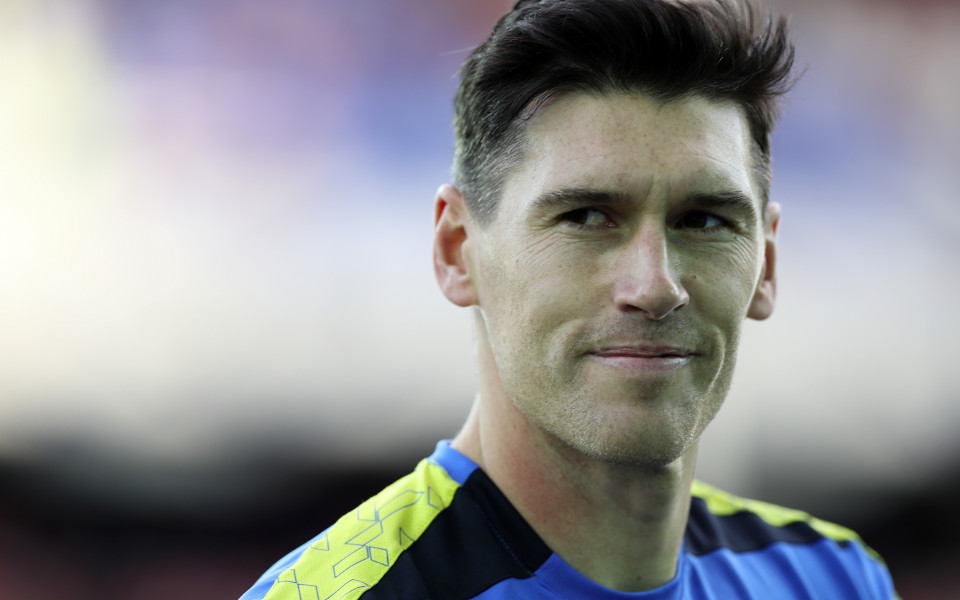 Бившият полузащитник на Англия Гарет Бари поднови състезателната си кариера,