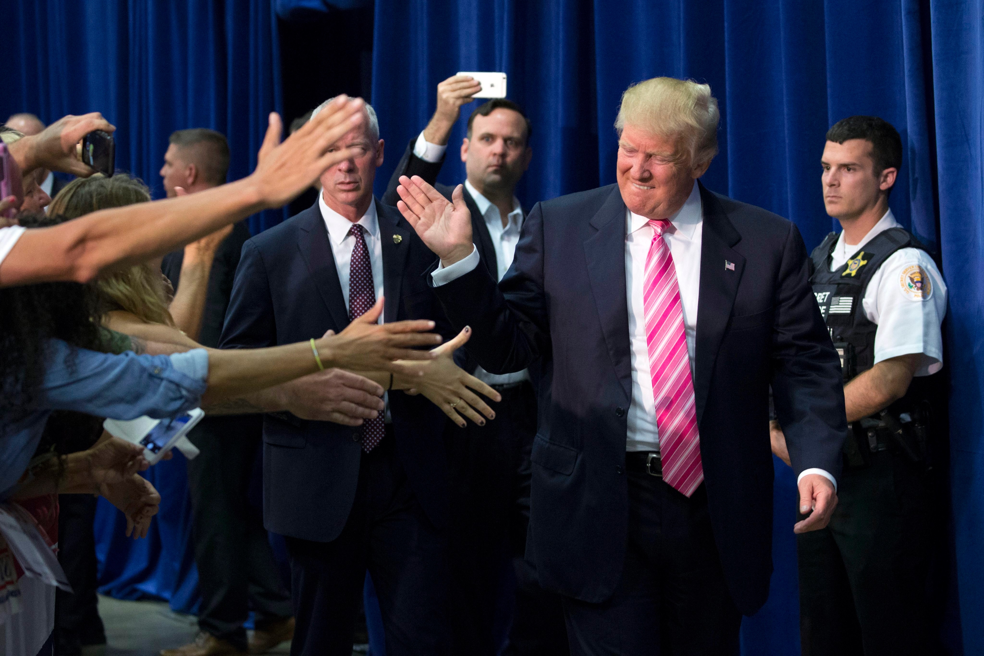 Тръмп поздравява свои привърженици във Фредериксбърг, Вирджиния