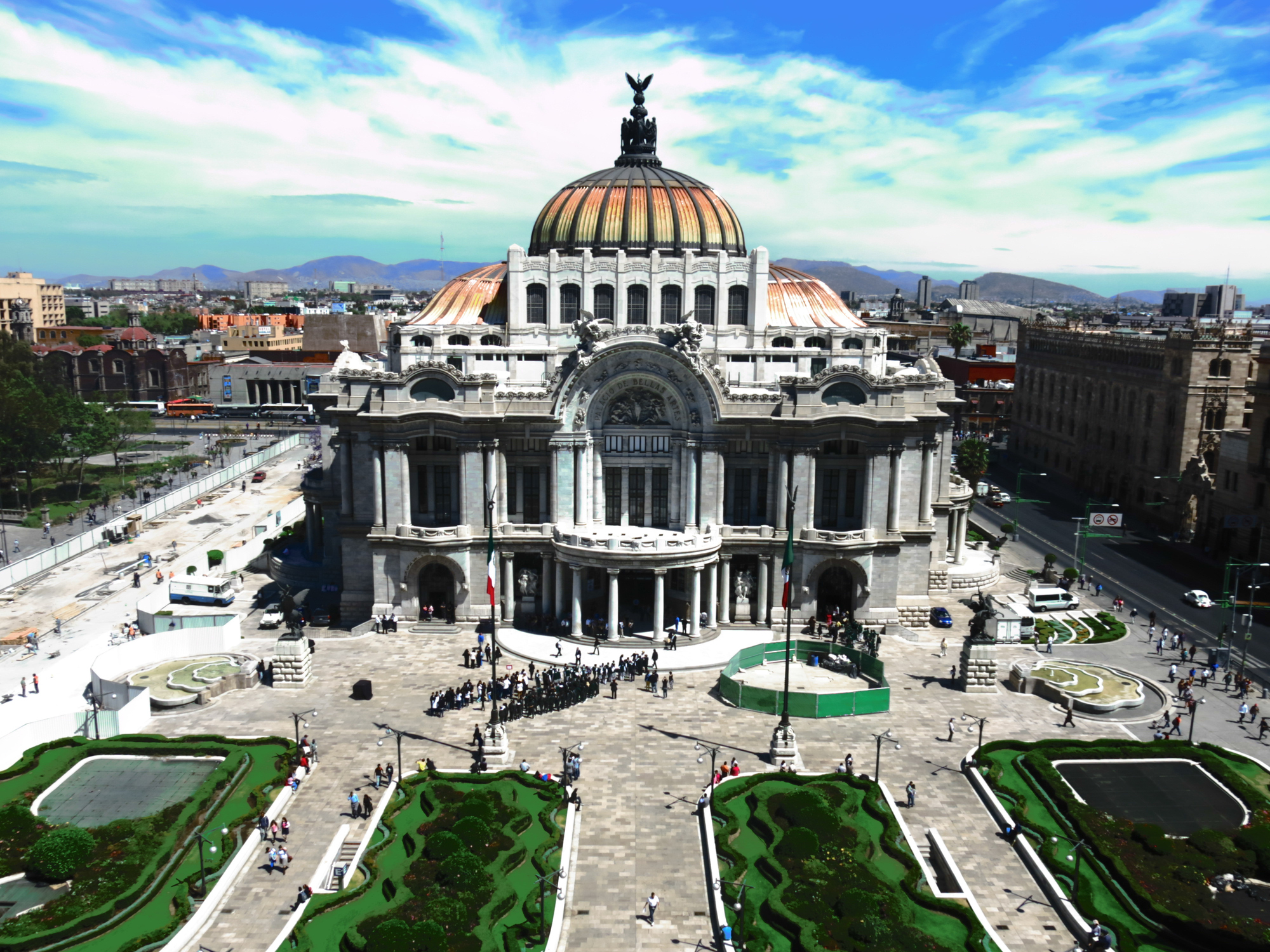 9. Мексико Сити е не само красив, но и пълен с живот град. Според класацията, тук може да се създават много лесно и бързо нови контакти и партньорства. Отделно, градът е пълен с интересни туристически места.