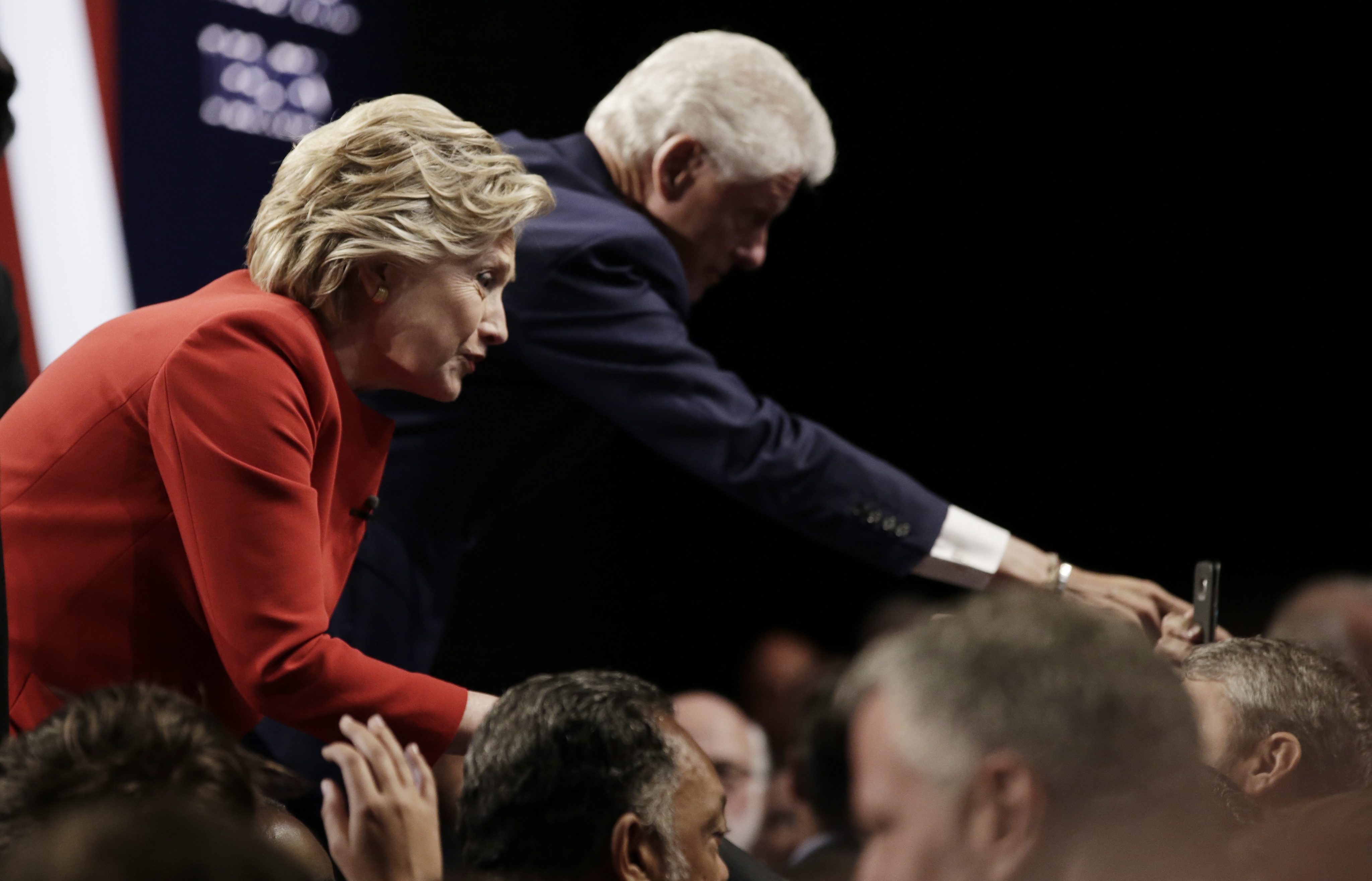С учтиво ръкостискане започна първият телевизионен дебат по Си Ен Ен между двамата непримирими съперници за поста президент на САЩ. В крайна сметка обаче зрителите дадоха доверието си на Клинтън - според 62 на сто от тях тя е била по-убедителна. Републиканецът спечели 27 на сто одобрение.