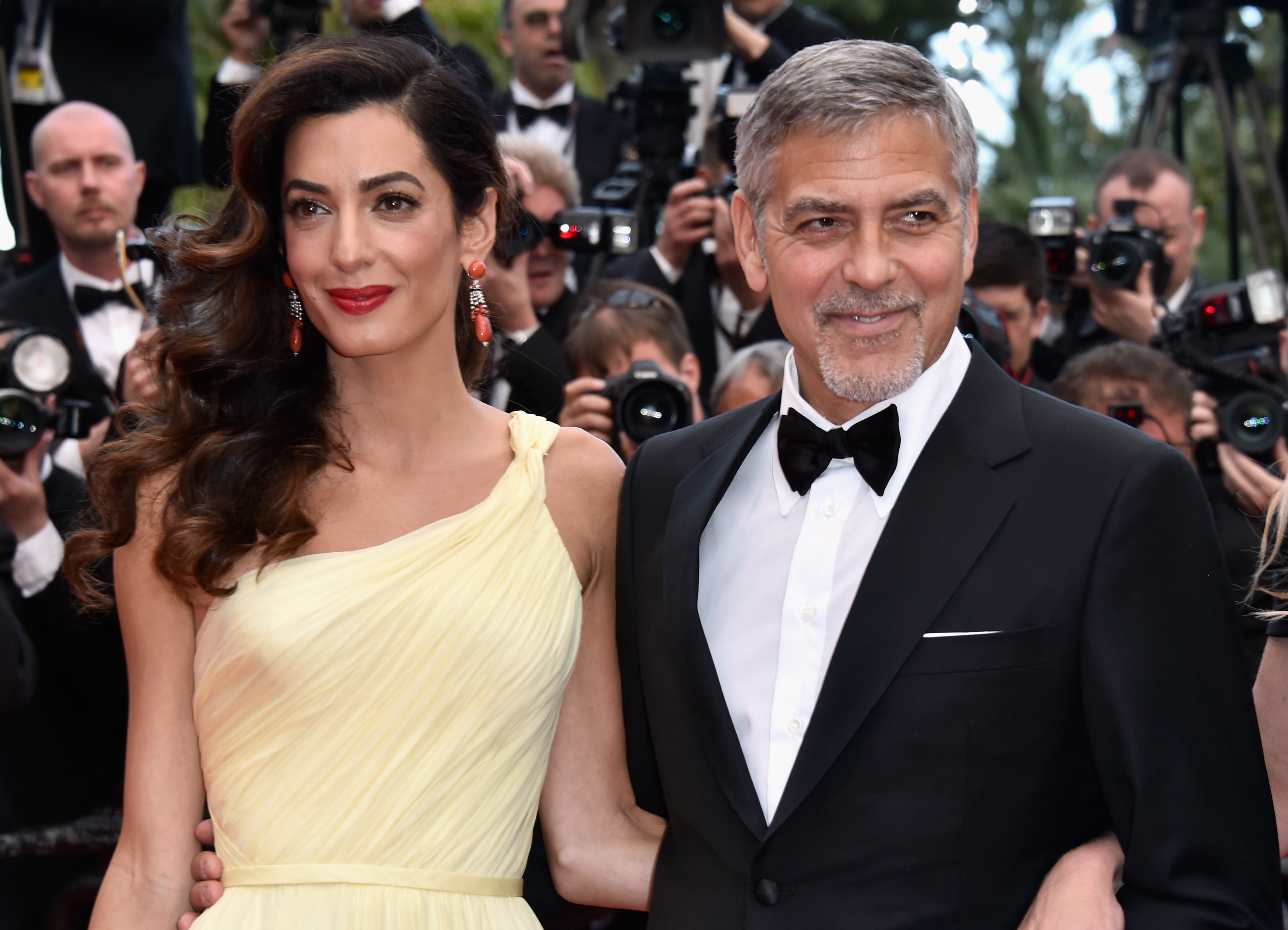 Джорд Клуни и Амал Аламудин<br />
<br />
Джордж Клуни предложил брак на Амал Аламудин по време на интимна вечеря в дома му в Лос Анджелис. Актьорът сам приготвил вечерята, а "десертът" бил 7-каратов диамантен пръстен. 