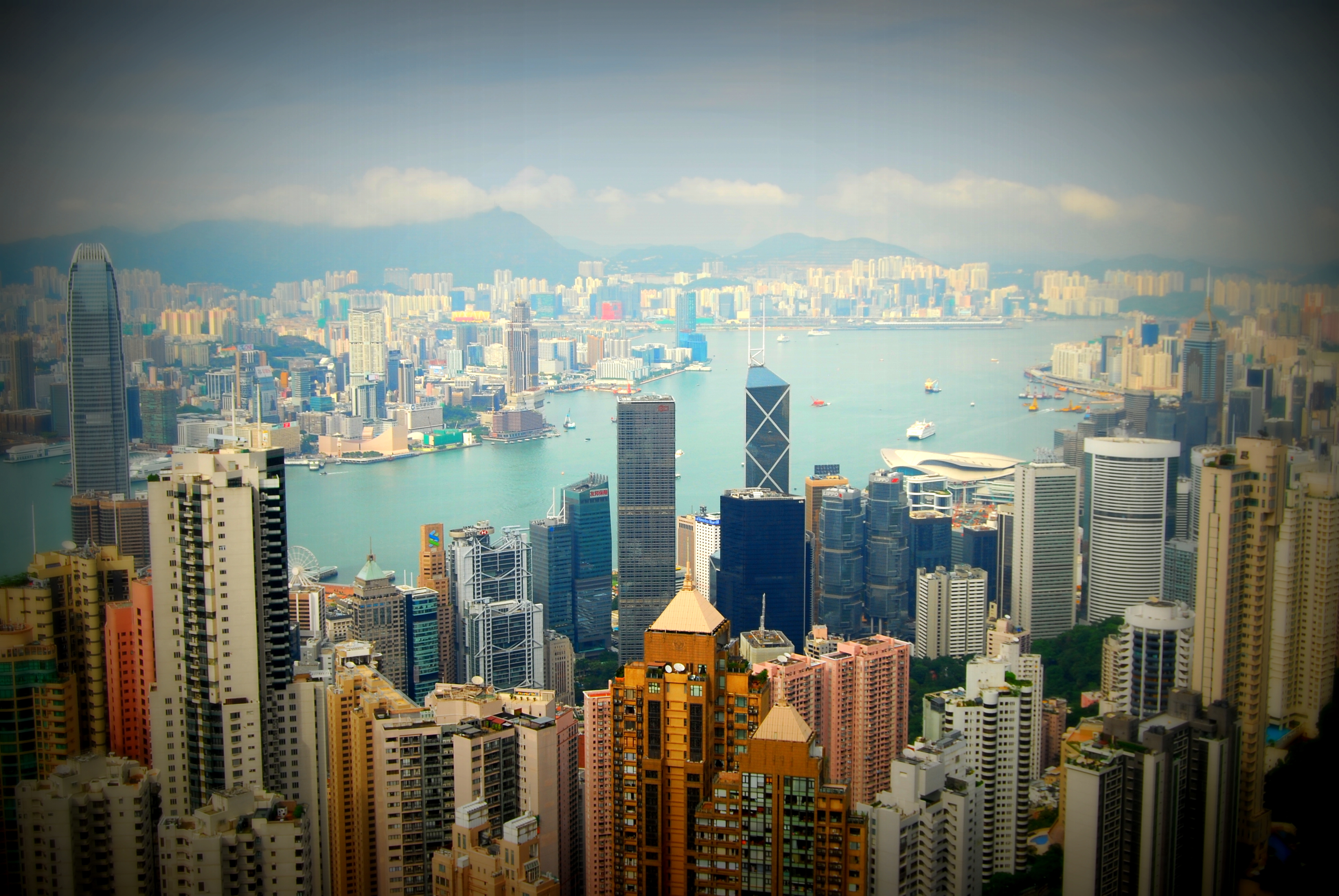 Небостъргачи, търговия, финансови борси. През Хонконг минава 50% от китайския износ. Най-важното за посетителите е, че той е мултикултурен център.