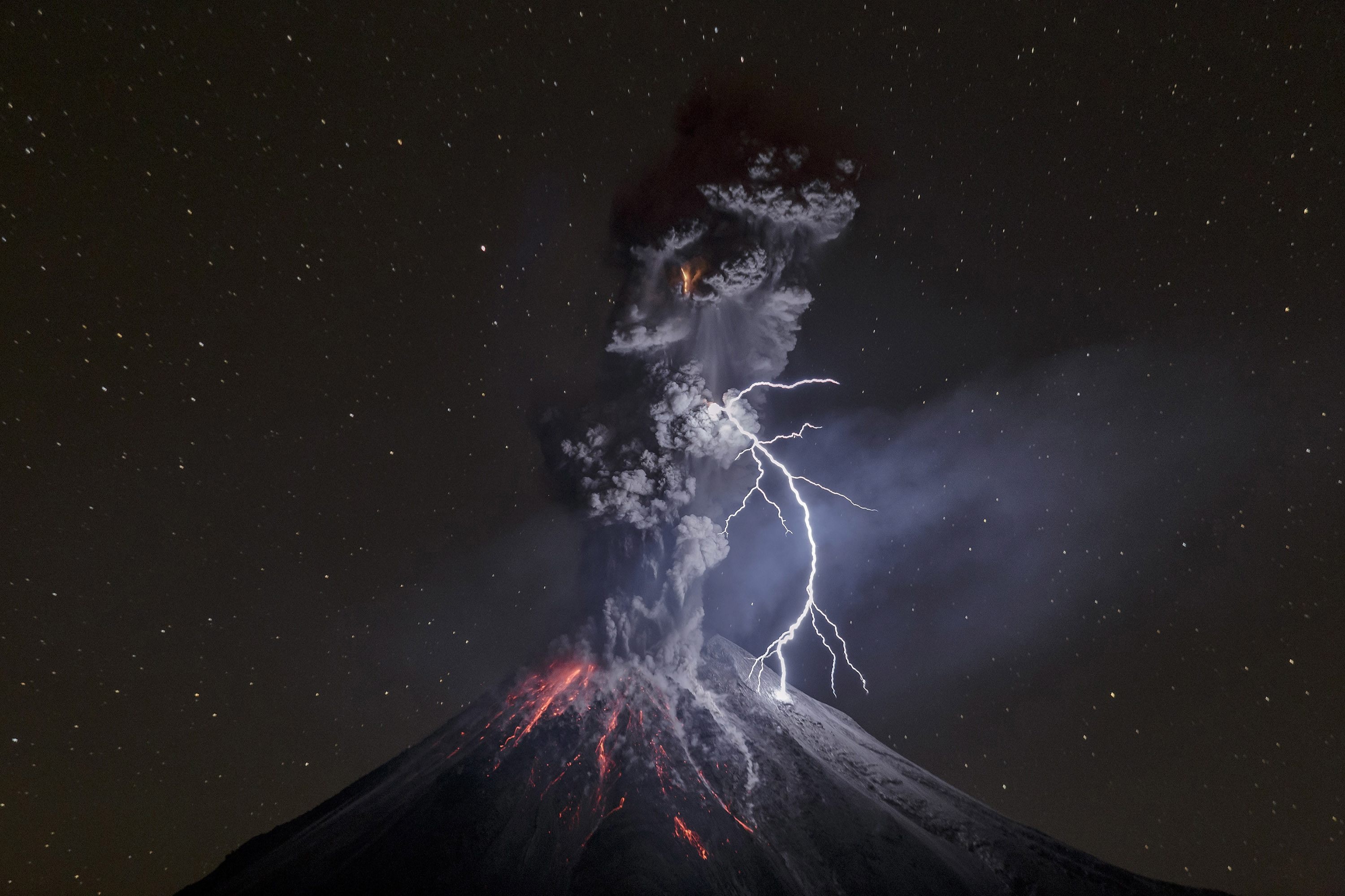 Вулканът Колима е най-активният в Мексико. За последните 450 години той е изригвал най-малко 40 пъти. Едно от най-силните му изригвания е било на 6 юни 2005 г.