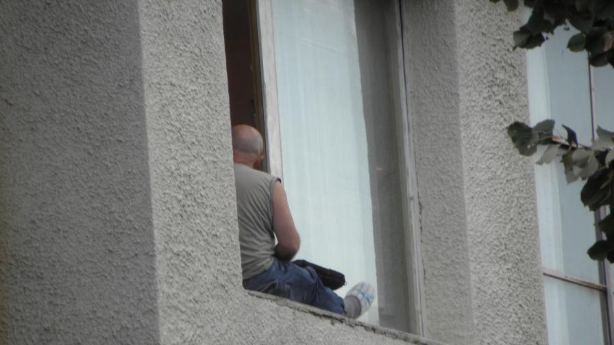 Над 4 часа мъж заплашва, че ще скочи от прозорец