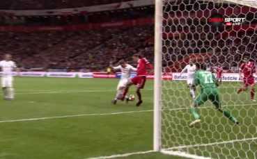 Дания се върна в мача с втори гол, губи само с един