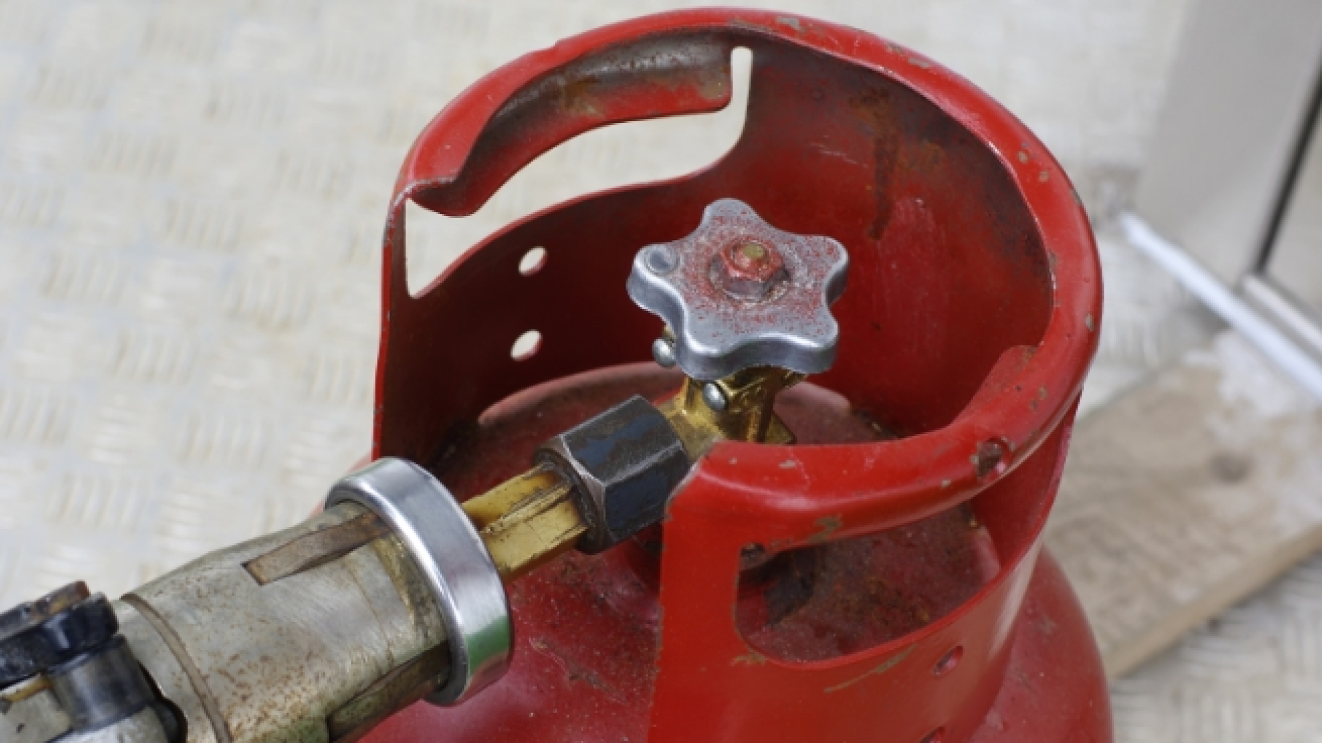 Взрив на газова бутилка разтърси блок в русенския кв Възраждане Инцидентът