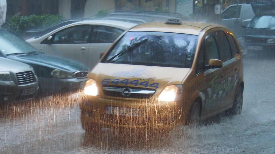 Код за опасно време в почти цяла България в неделя