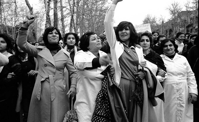Жени протестират срещу задължителното носене на хиджаб в Иран