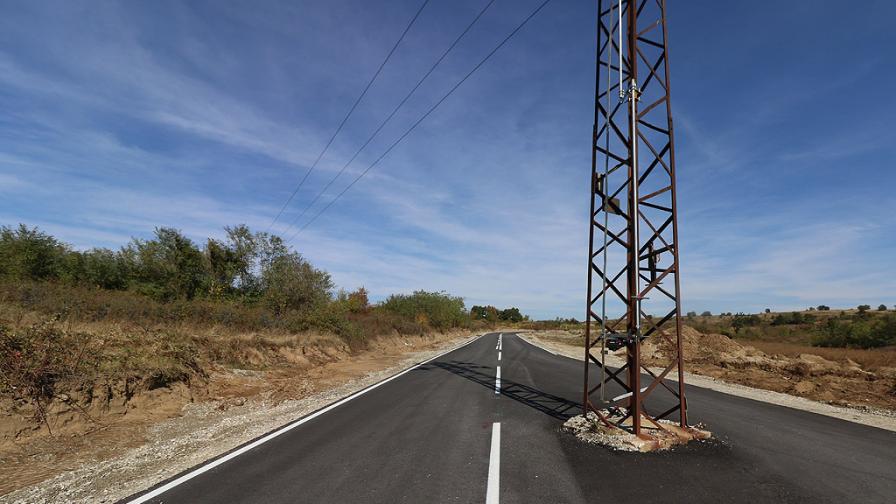 Абсурд по български: Как стълб се озова на ново шосе
