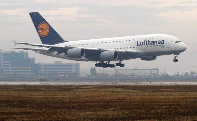 Най-големият пътнически самолет в света кацна в София (видео и снимки)